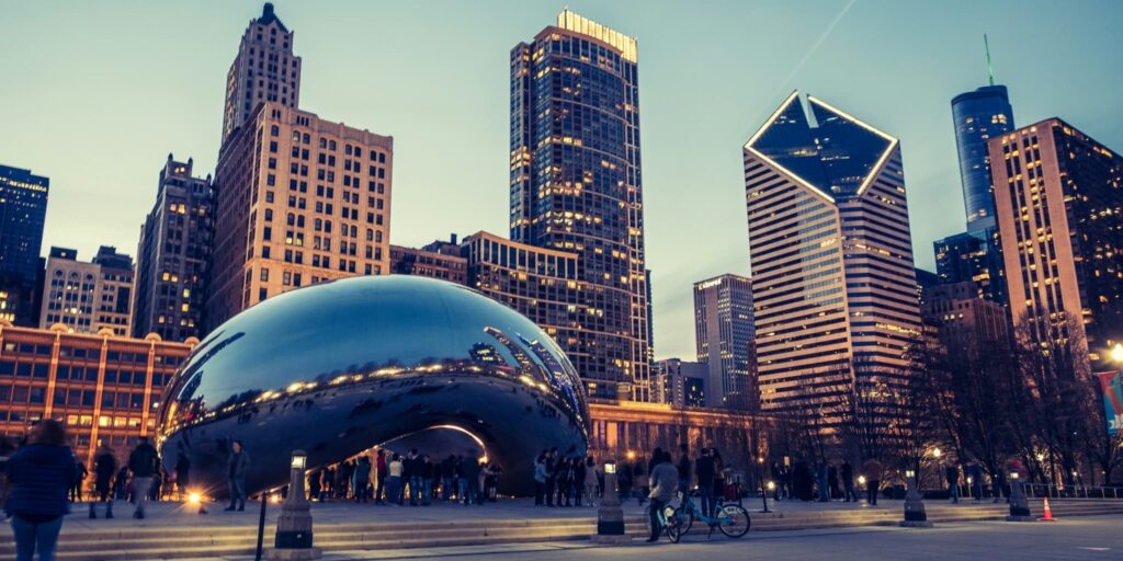A wide-angle shot of the famous Chicago Bean statue.
